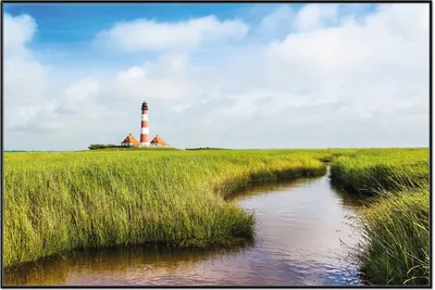 Produktbild von Wallario Wandbild Kleiner Bach durch Schilf auf dem Weg zum Leuchtturm, Größe: 61 x 91,50 cm, Poster mit schwarzem Aluminiumrahmen