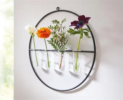 Produktbild von Wanddeko "Väschen" aus Metall, schwarz, Ø 40 cm mit 4 Glasröhrchen, Wandvase, Wandschmuck mit Glasvasen, Vasenset