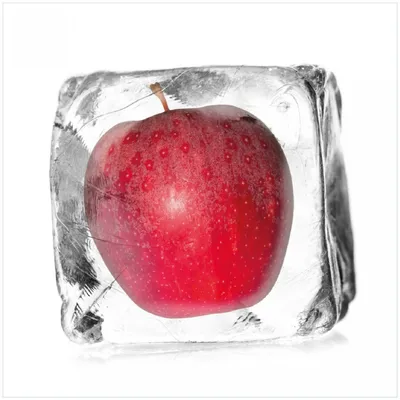 Produktbild von Wallario Premium Glasbild, freischwebende Optik, kräftige Farben, Größe 30 x 30 cm Motiv Roter Apfel in Eiswürfel - Eiskaltes Obst