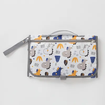 Imagen del producto de Colchoneta para cambiar pañales de bebé, cómoda y práctica para usar en cualquier lugar. Color beige, diseño de dinosaurios