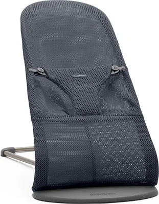 Produktbild von BabyBjörn Babywippe Bliss Mesh Anthrazit – Ergonomisch, 3 verstellbare Positionen, zusammenklappbar, Bezug waschbar (40 °C), batterielos. Von Geburt bis 2 Jahre (Wippe bis 9 kg, Stuhl bis 13 kg). Maße: Ausgefaltet 39x79x56 cm (BxTxH); Zusammengeklappt 39x89x11 cm (BxTxH). 2,1 kg. Frei von Schadstoffen.