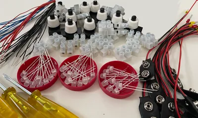Produktbild von SchulSet, LED Stromkreis, 10 Schüler, ohne Batterien, Serien-, Parallelschaltung, inkl. Anleitung, Experimente mit Strom, myExperimentSet, Werkpackung