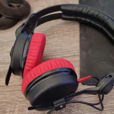 Produktbild von 1 Paar Kopfhörerabdeckung Anti-Schlupf-gute Geräuschisolierung Atmungsaktives Headset Faux Lederschwamm Ohrenschützer für Sennheiser HD25-1II HD25 HD25SP 25sp-II-Rot