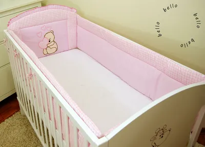 Produktbild von Babybett Nestchen & Bettumrandung WALLES für Bettchen in Größe 60x120 aus 100% Baumwolle bestickt mit einem Teddybär mit Herz Rosa