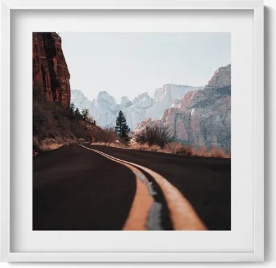 Produktbild von Straße zwischen Bergen– Wandbild mit Rahmen – Gerahmtes Bild  – Wanddekoration – 50x50 cm –  Weiß Rahmen