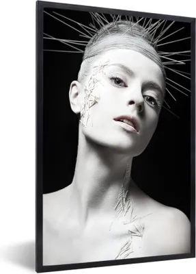 Produktbild von MuchoWow® Gerahmtes Poster Frau - Schwarz - Weiß - Krone 60x90 cm - Poster mit Schwarzem Bilderrahmen Wandposter Rahmen Foto Bilder - Kunst
