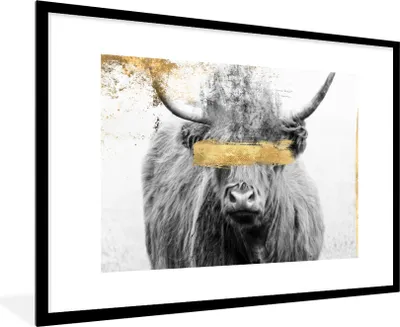 Produktbild von MuchoWow® Gerahmtes Poster Schottischer Highlander - Gold - Schwarz - Weiß 90x60 cm - Poster mit Schwarzem Bilderrahmen Wandposter Rahmen Foto Bilder - Wanddekoration - Fotos