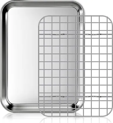 Produktbild von Rostfreie Backbleche mit Abkühlhilfe: Ein Set rostfreier Backbleche und -Pfannen, Backofenfest, für den Hausgebrauch geeignet, mit Maßen 23,5 x 17,5 x 2,5 cm.