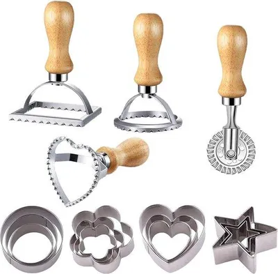 Produktbild von Famanu Ravioli Cutter Set - Holzgriff, gewellter Rand, 12 Edelstahlformen