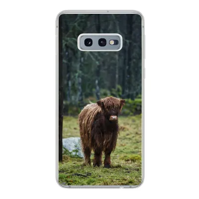Produktbild von MuchoWow® Handyhülle Schutzhülle Hülle für Samsung Galaxy S10e Schottischer Hochländer - Wald - Moos Silikon Softcase Handy Hülle - Handy