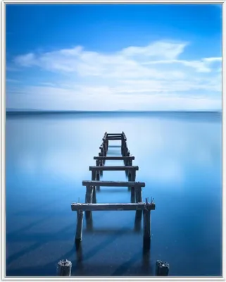 Produktbild von Wallario Wandbild Rustikaler Holzsteg im blauen See, Größe: 40,30 x 50,30 cm, Poster mit weißem Aluminiumrahmen