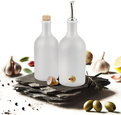 Produktbild von Veluxis Öl & Essig Flaschen-Set, 2x 500ml Feinsteinzeug Flaschen mit tropffreiem Ausgießer inkl. 2x Ersatzdeckel,  Germany, 100% UV-Schutz, leb