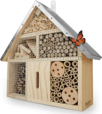 Obrázek produktu pro Hmyzí domeček Wildlife Friends z přírodního dřeva a kovu k připevnění - Ideální pro včely, berušky, motýly - Rozměry 25x7,5x28 cm - Kovová střecha
