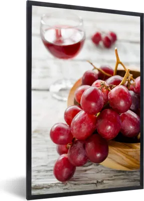 Produktbild von MuchoWow® Gerahmtes Poster Rote Weintrauben in einer Schale neben einem Glas Rotwein 60x90 cm - Poster mit Schwarzem Bilderrahmen Wandposter Rahmen Foto Bilder - Kunst