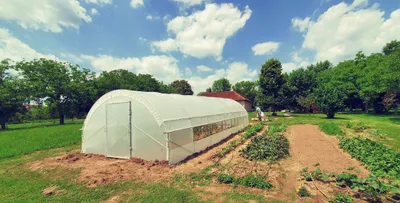 Obrázek produktu pro Skleník 4,5×10,5 m – profesionální fóliovník s boční ventilací, UV fólie a zesílená konstrukce