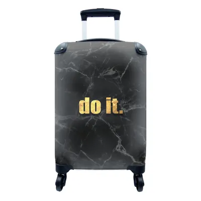 Produktbild von MuchoWow® Koffer Handgepäck Trolley Rollkoffer Kleine Reisekoffer mit 4 Rollen - Zitate - Motivation - Gold - Schwarz - Cabin Size < 55x40x23 cm & 55x40x20 cm - Fotokoffer - Kabinenkoffer - Boardgepäck - Reise-Box - Reisekoffer - Reisegepäck - Koffer mit Bild - Trolley für Kinder