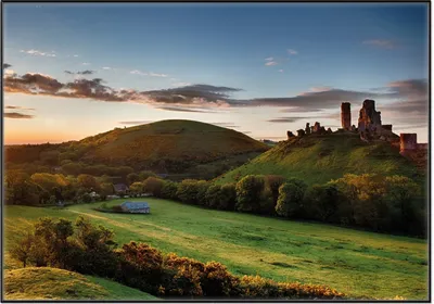 Produktbild von Wallario Wandbild Schlosspanorama in England bei Sonnenaufgang, Größe: 70,30 x 100,30 cm, Poster mit schwarzem Aluminiumrahmen