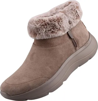 Auf dem Bild ist ein beiger Stiefel zu sehen der von der rechten Seite leicht schräg dargestellt wird. Der Stiefel hat eine hohe Form mit einer ausgeprägten Sohle und ist aus einem strukturierten Material gefertigt.
