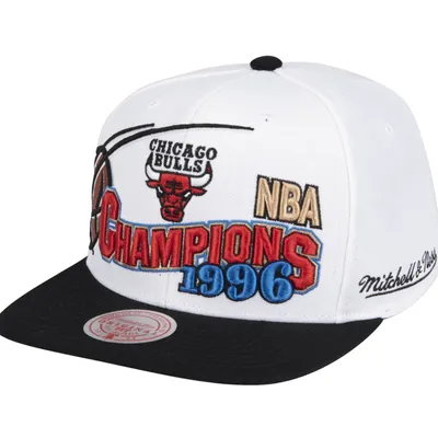 Produktbild von Mitchell & Ness Strapback Cap - Chicago Bulls 1996 Champions