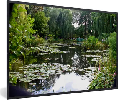 Produktbild von MuchoWow® Gerahmtes Poster Die Sonne spiegelt sich auf dem Wasser in Monets französischem Garten in Giverny 90x60 cm - Poster mit Schwarzem Bilderrahmen Wandposter Rahmen Foto Bilder - Fotorahmen - Foto-Plakat