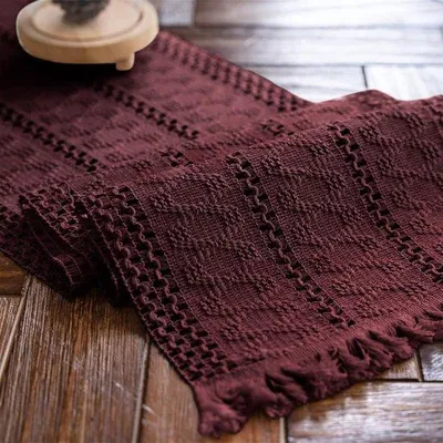 Zdjęcie produktu dla Burgundowy bieżnik na stół z makramy, bawełna w stylu boho, 30 x 120 cm, prostokątny