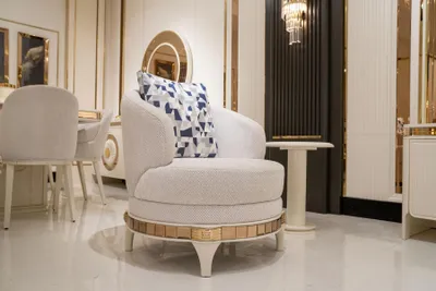 Immagine prodotto di Poltrona in tessuto beige dal design moderno in legno
