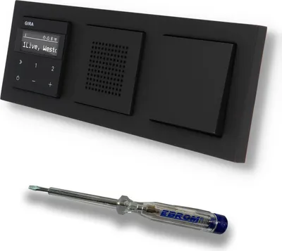Produktbild von Gira Unterputz IP Internetradio 232003 + Bluetooth KomplettSet + Lautsprecher + Lichtschalter AN/AUS - E2 schwarz matt im 3fach Rahmen Gira 021309 inkl. EBROM Phasenprüfer zur Montage der Geräte