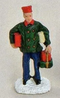 Ein Mann der Geschenke trägt. Er  trägt eine grüne Jacke, blaue Hosen und eine rote Mütze.
