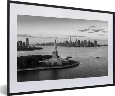 Produktbild von MuchoWow® MuchoWow® Gerahmtes Poster New York - Freiheitsstatue - Skyline - Schwarz - Weiß 60x40 cm - Poster mit zchwarzem Bilderrahmen - Schlafzimmer - Plakat in Rahmen - Drucken