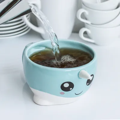 Produktbild von ThumbsUp! Tasse "Narwhal" 400ml hellblau