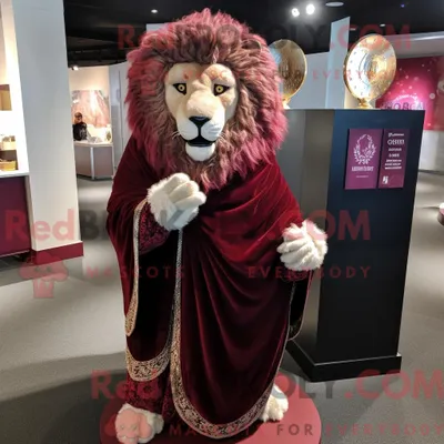 Produktbild von Maskottchen REDBROKOLY eines kastanienbraunen Löwen mit Abendkleid und Schalnadeln