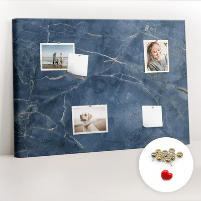 Immagine prodotto di Pannello forato in sughero – Bacheca con puntine per foto e appunti – 100x70 cm – Spille metalliche, 100 pezzi – Design elegante in marmo