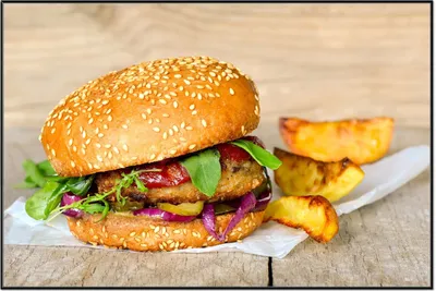Produktbild von Wallario Wandbild Burger mit frischem Salat und Pommes, Größe: 61 x 91,50 cm, Poster mit schwarzem Aluminiumrahmen