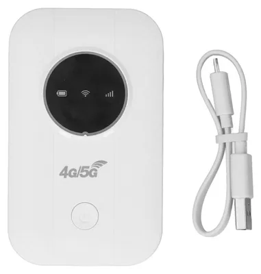 Weißer 4G/5G-WLAN-Hotspot mit schwarzem Display, das Batterie- und Signalanzeigen zeigt, neben einem aufgerollten weißen USB-Ladekabel