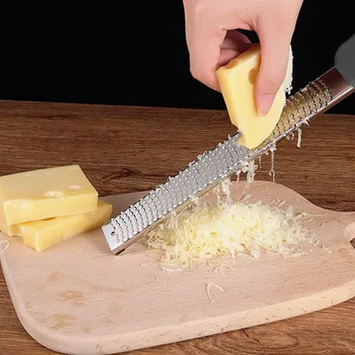 Produktbild von Zitronenreibe aus Edelstahl | Parmesanreibe [32,5 cm] | Ingwerreibe | multifunktionaler Zester Reibe | Muskatnuss Reibe mit Schutz & Reinigungsbürste | Hobel Reibe für Schokolade, Käse, Kokosnuss