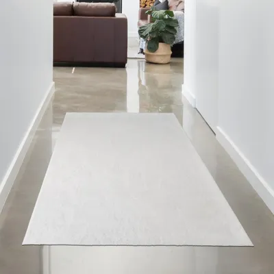 Immagine prodotto di Tappeto in pelliccia di coniglio bianca dall'aspetto elegante e morbido, con un fine luccichio moderno Dimensioni - 60 x 110 cm