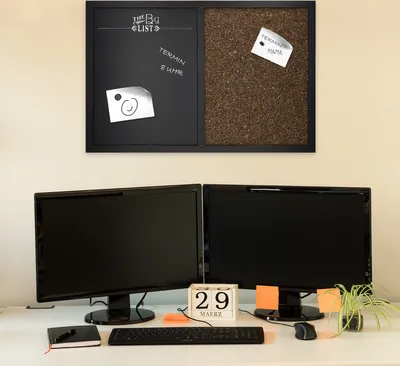 Produktbild von Navaris Kombitafel aus Kreidetafel und Kork Pinnwand - Memoboard 60x40 cm mit magnetischer Tafelfolie Korkwand - inkl. Kreide Pins Magnete Halterung