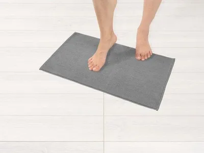 Produktbild von Unyqoos® Badematte 100% Baumwolle 43 x 61 cm – saugfähig & schnelltrocknend, rutschfest, hellgrau, 1200 g/m²,