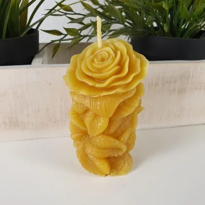 Obrázek produktu pro Včelí vosková svíčka Růžová svíčka s lístky 10 cm