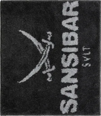 Produktbild von Sansibar Badematte mit Sansibar Logo Schriftzug, rutschhemmend beschichtet, Höhe 20 mm, fußbodenheizungsgeeignet, strapazierfähig, schnell trocknend, Polyacryl, 55x65 cm, 60x100 cm, 70x120 cm, anthrazit/silber