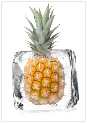 Produktbild von Wallario Premium Glasbild, freischwebende Optik, kräftige Farben, Größe 100 x 70 cm Motiv Ananas in Eiswürfel - Eiskaltes Obst