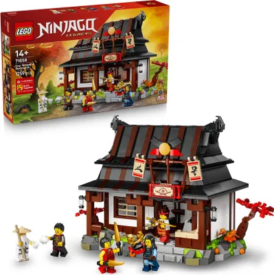 Produktbild von LEGO NINJAGO 15-jähriges Jubiläum der Vier-Waffen-Schmiede - Ninja Haus Spielzeug mit sammelbarer Minifigur und Sammelkarten - Nostalgisches Geschenk für Jungen ab 14 Jahren und erwachsene Fans- 71858