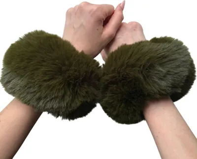 Produktbild von Elegante Pelzmanschetten in Khaki für den Winter KP38187