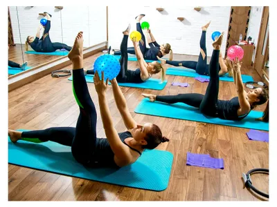 Produktbild von 4 Noppenbälle 20 cm mit Ballnadel Massagebälle Pilates Igelbälle Stachelbälle Kunststoffbälle Gymnastikbälle