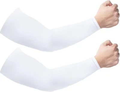 Produktbild von 2 Stück kühlende Armstulpen aus hochatmungsaktivem, schweißableitendem und schnelltrocknendem Material mit em UPF 50+ UV-Schutz. Weiße, uni einheitsgrößen Stulpen für Damen und Herren – extrem dehnbar (passt Armumfang 22–38 cm), nahtlos gewebt, langlebig und rutschfest. Ideal zum Laufen, Radfahren, Wandern, Angeln, Golfen, Tennis oder Gärtnern – effektiver Sonnenschutz ohne Einschränkung der Beweglichkeit.
