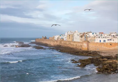 Produktbild von Wallario Fototapete Vliestapete, seidenmatte Oberfläche, einfache Verarbeitung, Größe 300 x 210 cm, Motiv Alte Stadt am Meer