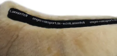 Produktbild von Engel Reitsport AirTec Plus Schabracke AT-SCHABRA1AP Lammfell&Funktionsgewebe wirbelsäulenfrei aufpolsterbar rutschhemmende Gel-Oberfläche Fellrand vorne VSS (Vielseitigkeit/Springen) Schwarz/Medizinisch