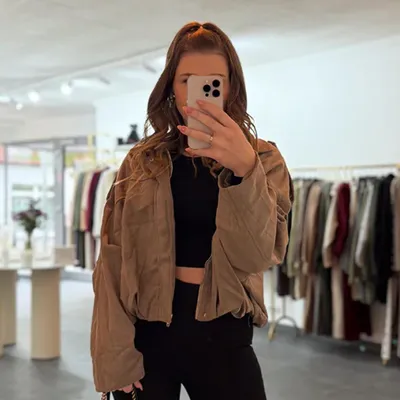 Produktbild von Blogger Jacke Frauen, Virale Bloggerjacke "Lisa" Taupe Größe : S-M mit Schulterklappen, Lockerer Schnitt, Faux Wildleder, Wildlederjacke, Damenjacke