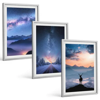 Produktbild von Bilder Set 3-teilig im silbergerahmten Rahmen – Wandbilder 3 Stück – gerahmte Poster für Wohnzimmer, Schlafzimmer und Flur – 40x60 cm – Nachthimmel Berge Nebel Hirsch