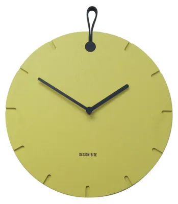 Produktbild von Wanduhr BIG HUG - Gelb aus Eichenholz mit Metallzeigern im scandi Design